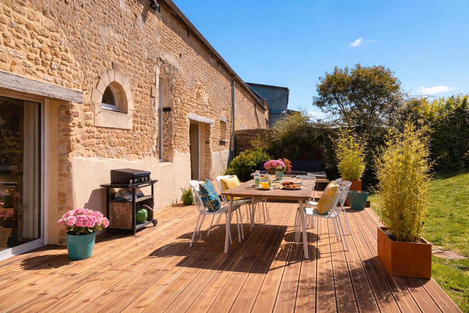 Terrasse bois de 60 m² en pin traité classe 4, conçue pour créer un espace extérieur convivial et durable