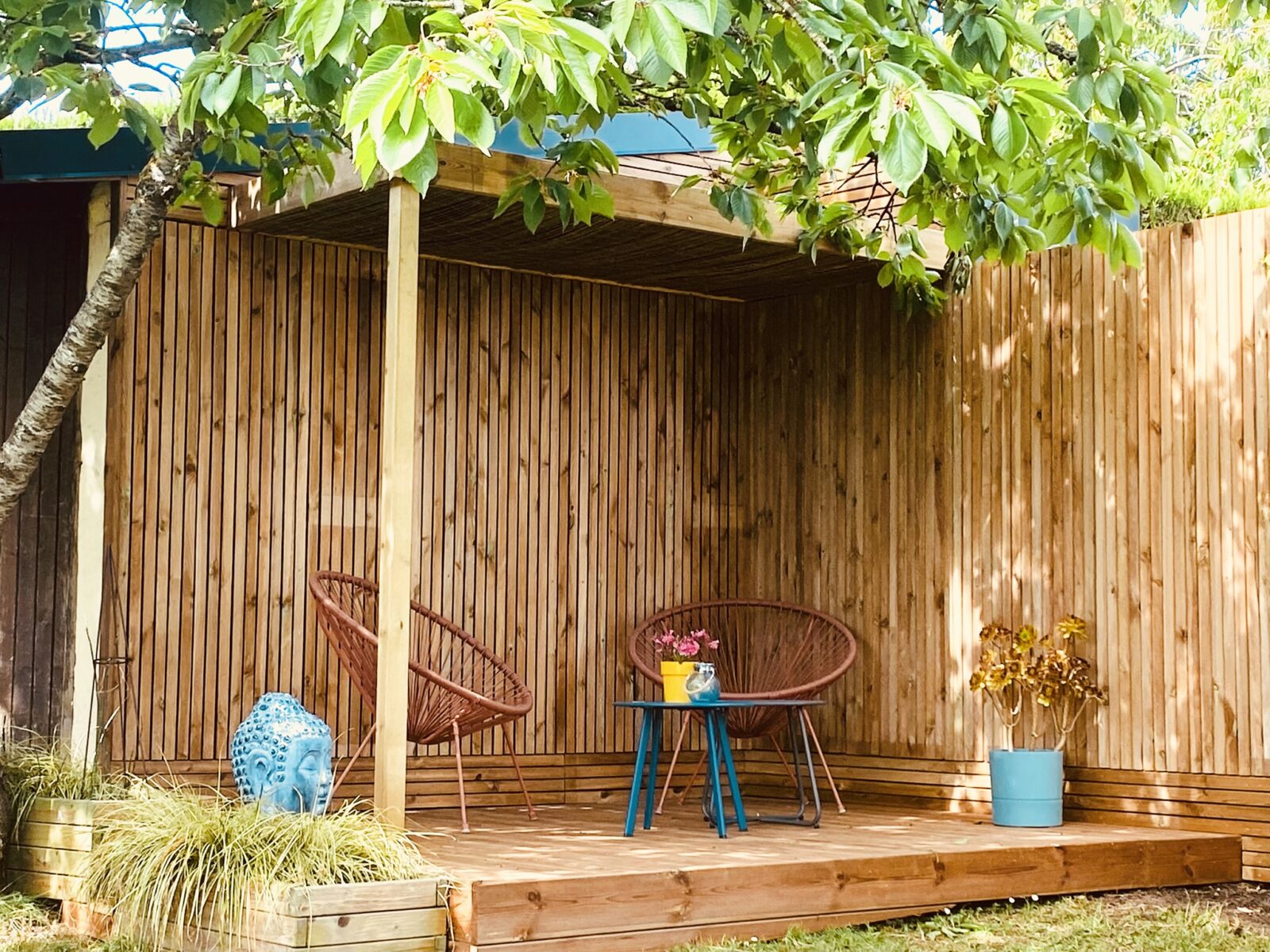 Création d’un espace détente sur mesure, associant terrasse, pergola et bardage bois pour un ensemble harmonieux et durable.